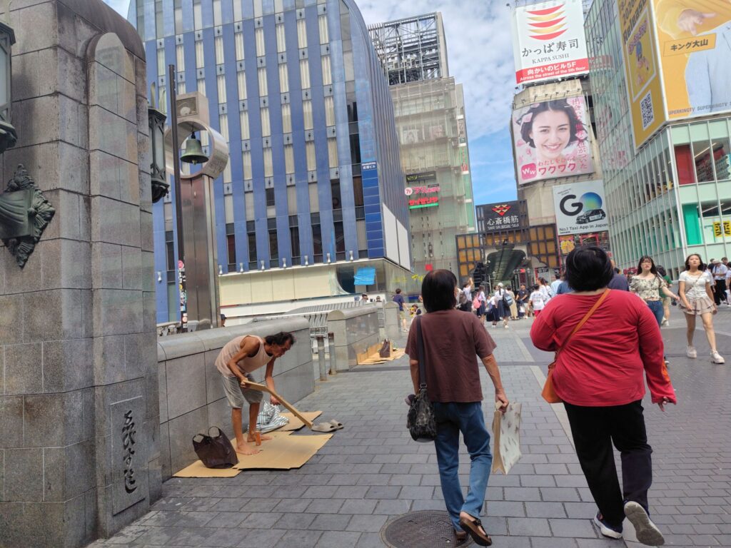 give me moneyを訴える人その1