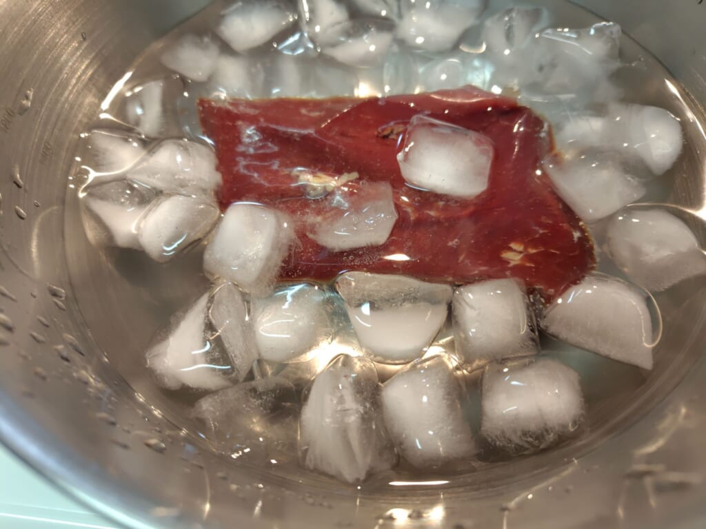 馬刺しを氷水解凍