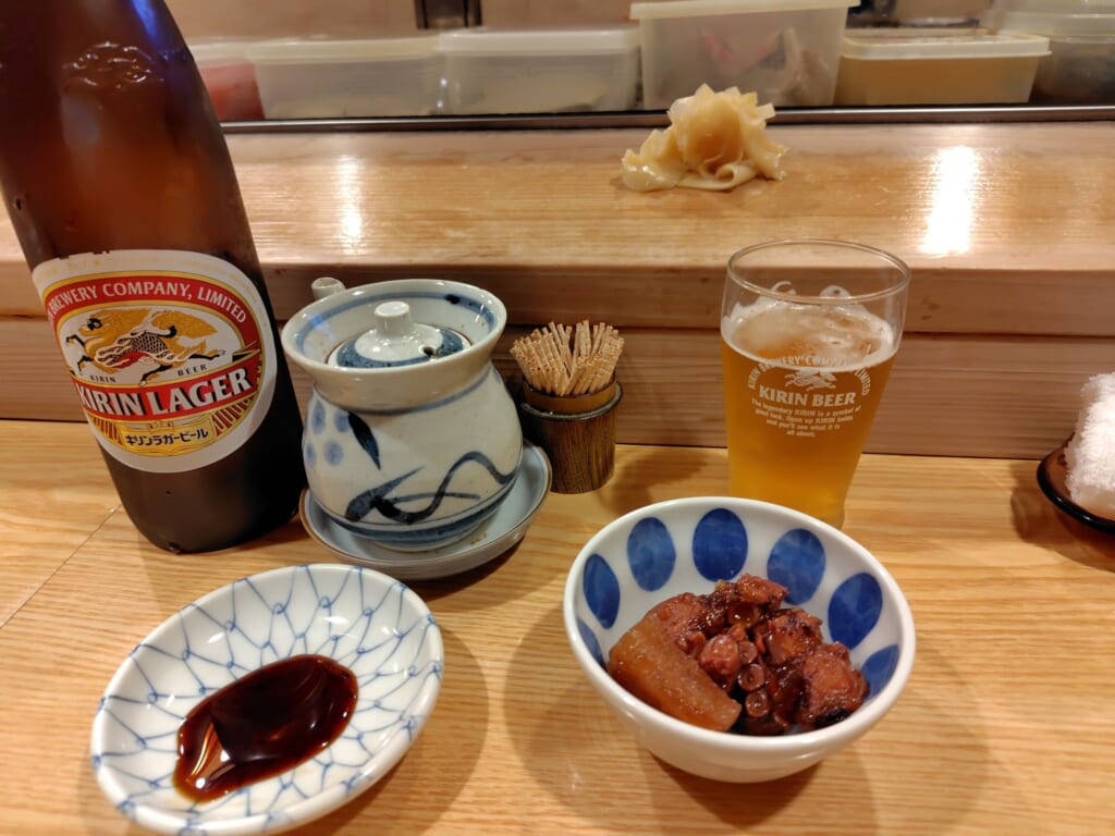 すきやばし次郎浜松店のお通しとビール