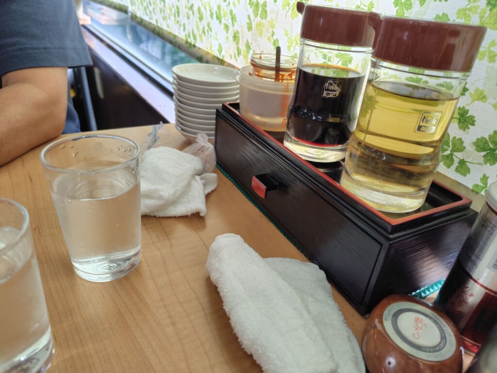 餃子の店「福みつ」の卓上のタレ類