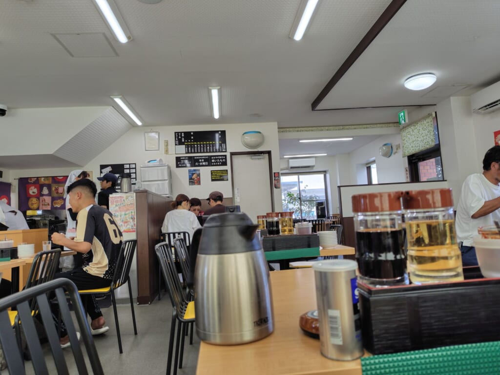 餃子の店「福みつ」の店内のようす