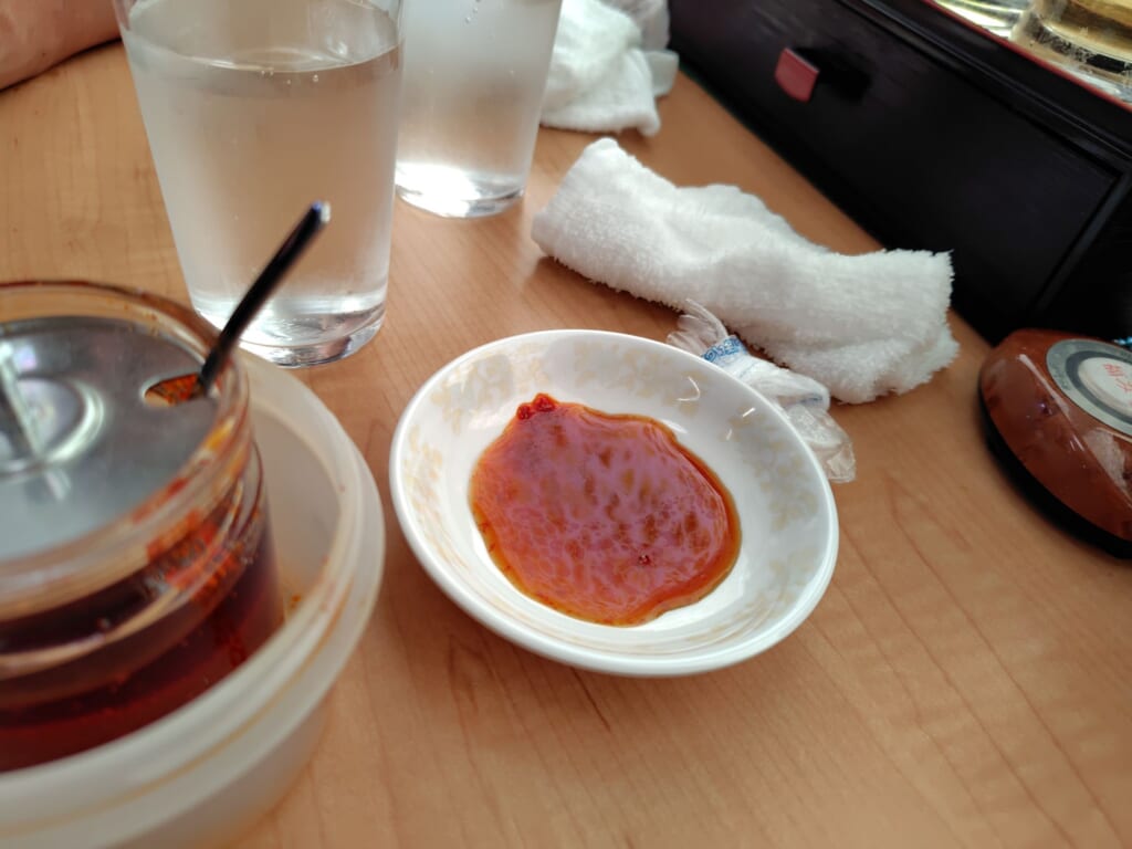餃子の店「福みつ」卓上でタレブレンド