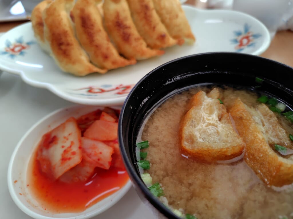 餃子の店「福みつ」の餃子とみそ汁のアップ
