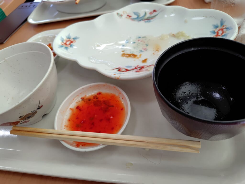 餃子の店「福みつ」の空になった定食お皿